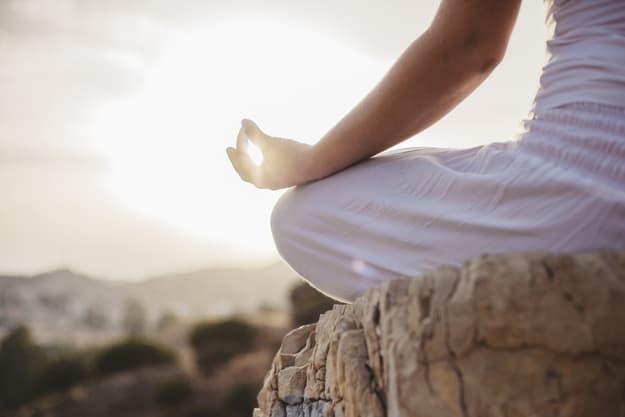 mujer meditando